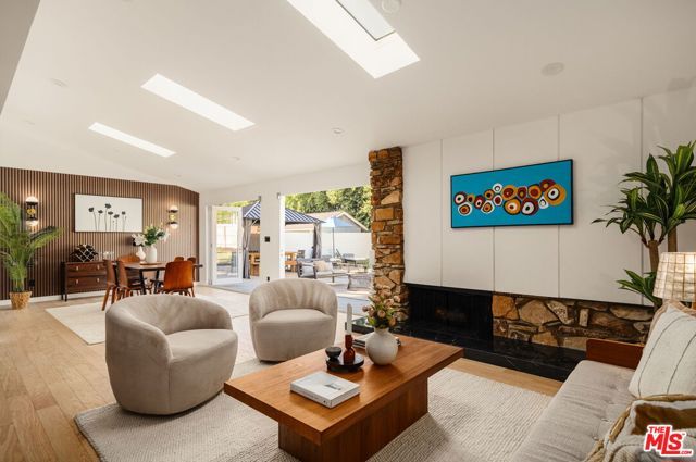 22649 Mulholland Drive, Woodland Hills (los Angeles), CA 91364