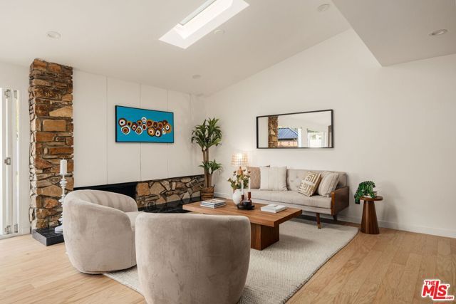 22649 Mulholland Drive, Woodland Hills (los Angeles), CA 91364