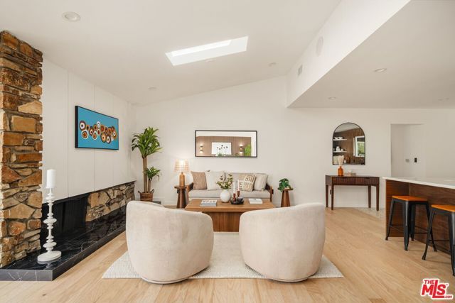 22649 Mulholland Drive, Woodland Hills (los Angeles), CA 91364