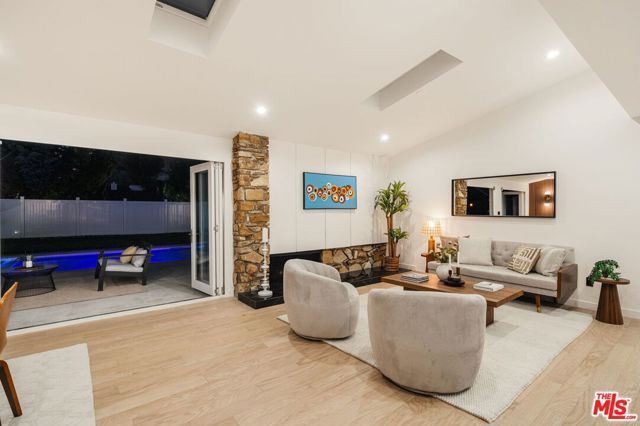 22649 Mulholland Drive, Woodland Hills (los Angeles), CA 91364