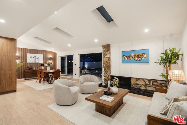 22649 Mulholland Drive, Woodland Hills (los Angeles), CA 91364