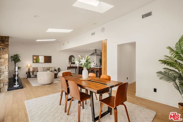 22649 Mulholland Drive, Woodland Hills (los Angeles), CA 91364