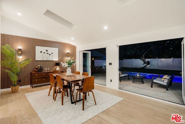 22649 Mulholland Drive, Woodland Hills (los Angeles), CA 91364