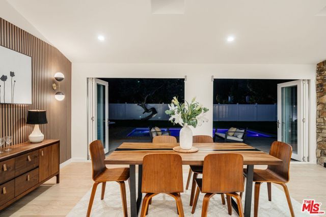 22649 Mulholland Drive, Woodland Hills (los Angeles), CA 91364