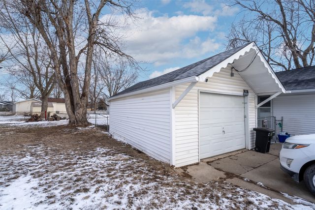 311 E 22nd Street S, Newton, IA 50208