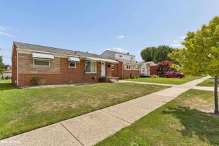 28930 Hughes Street, Saint Clair Shores, MI 48081