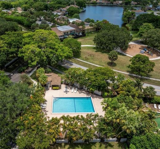 7924 NW 10th Street, Plantation, FL 33322