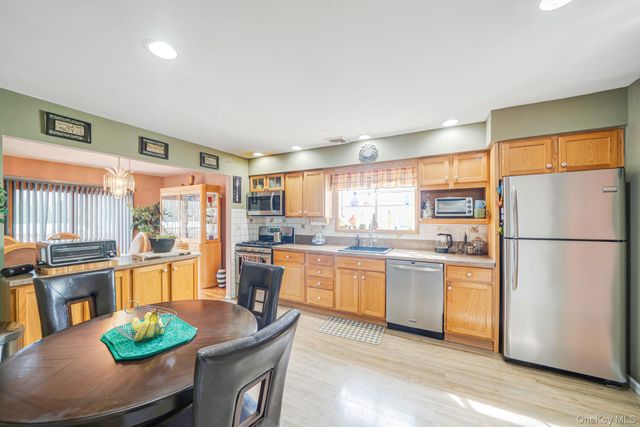 12 Hughes Lane, North Babylon, NY 11703
