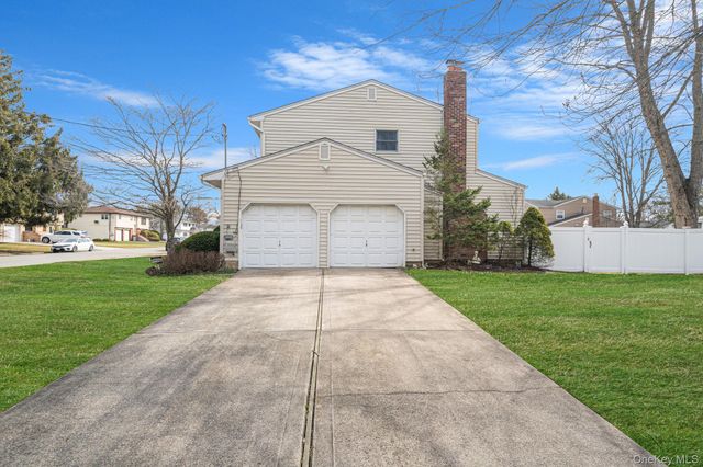 12 Hughes Lane, North Babylon, NY 11703