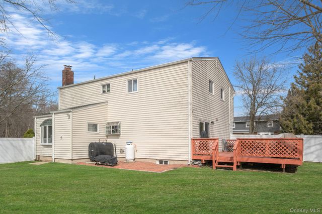 12 Hughes Lane, North Babylon, NY 11703