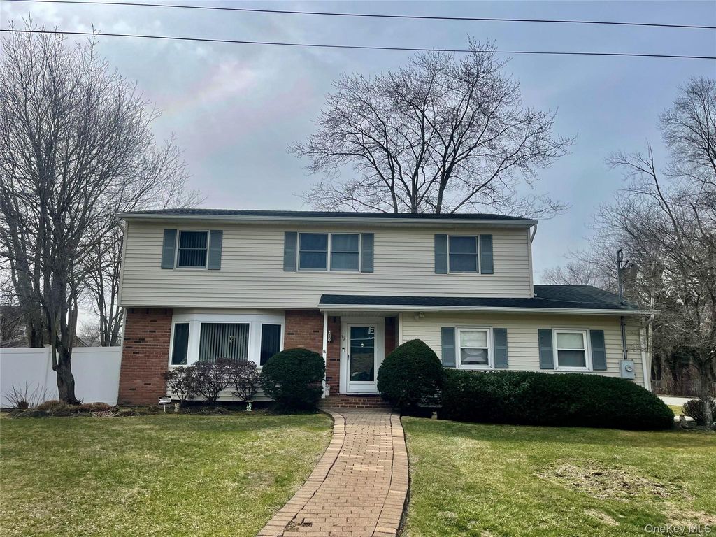 12 Hughes Lane, North Babylon, NY 11703