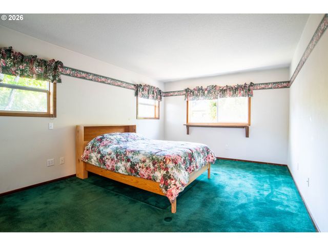 146 Ne CURRIN St, Estacada, OR 97023