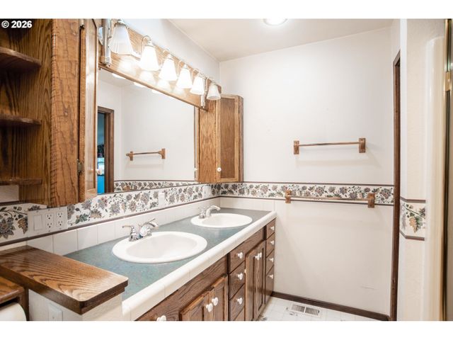 146 Ne CURRIN St, Estacada, OR 97023