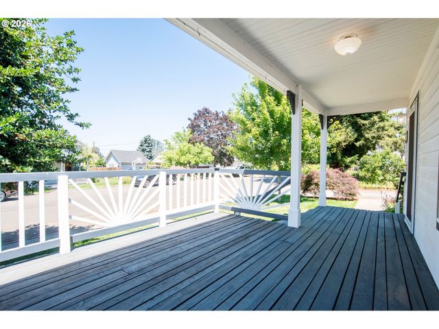 146 Ne CURRIN St, Estacada, OR 97023