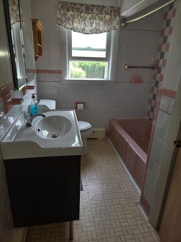 18 Grant St, Acushnet, MA 02743