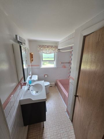 18 Grant St, Acushnet, MA 02743