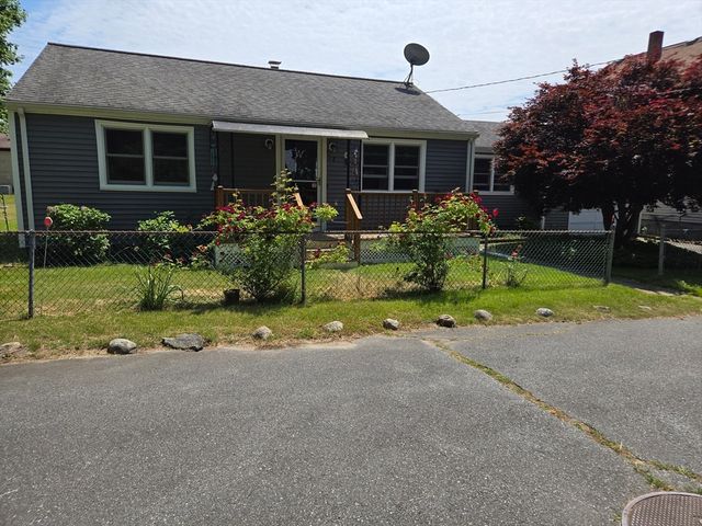 18 Grant St, Acushnet, MA 02743