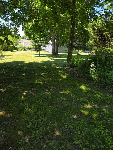 18 Grant St, Acushnet, MA 02743