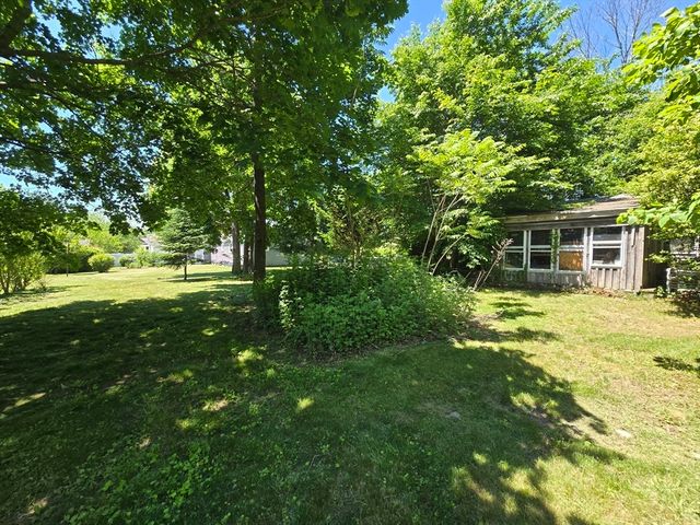 18 Grant St, Acushnet, MA 02743