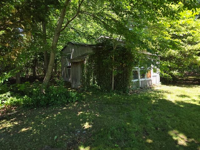 18 Grant St, Acushnet, MA 02743