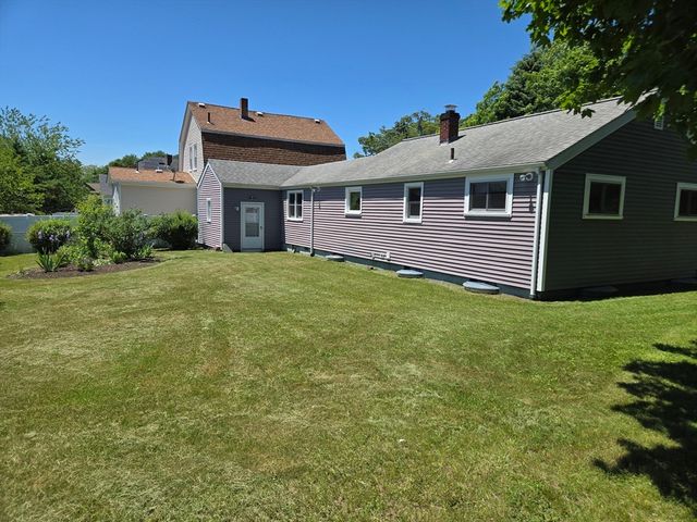 18 Grant St, Acushnet, MA 02743
