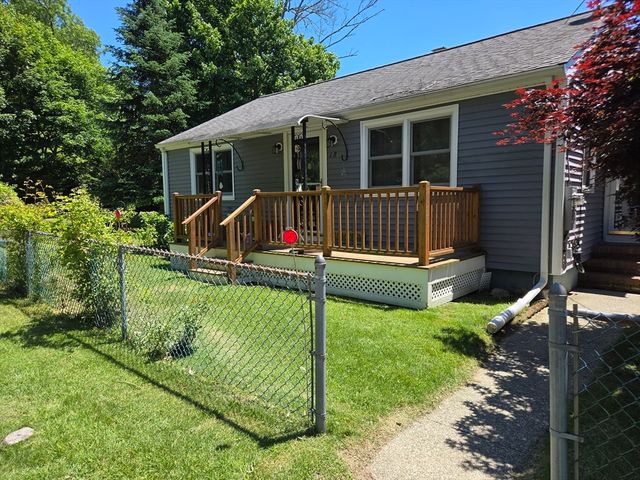 18 Grant St, Acushnet, MA 02743