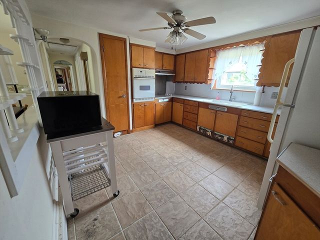 18 Grant St, Acushnet, MA 02743