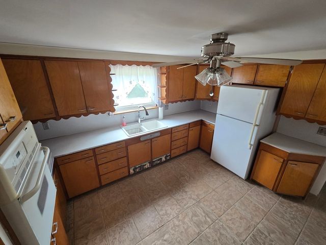 18 Grant St, Acushnet, MA 02743