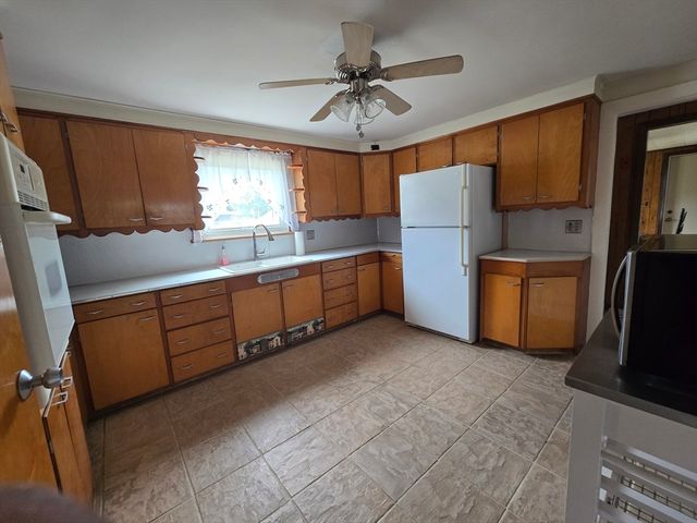 18 Grant St, Acushnet, MA 02743