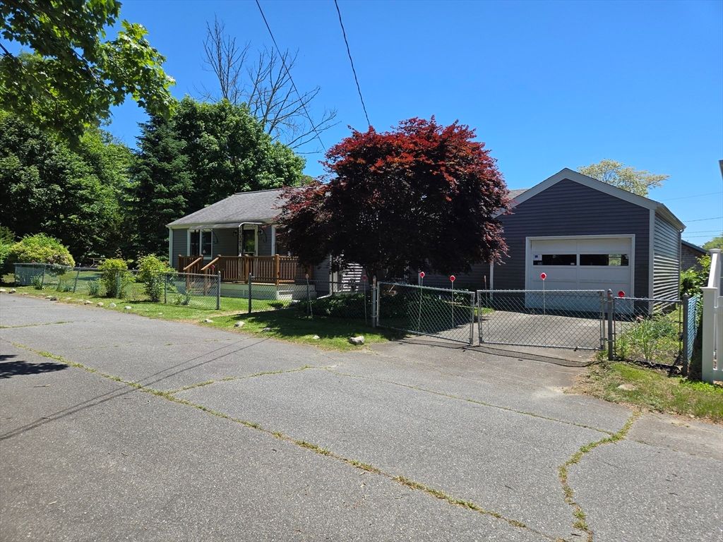 18 Grant St, Acushnet, MA 02743
