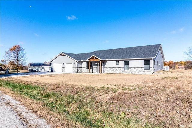 106 W Lake Shore Drive, Windsor, MO 65360