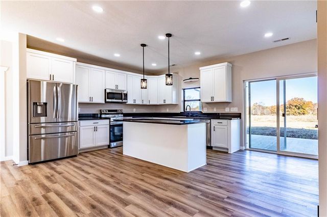 106 W Lake Shore Drive, Windsor, MO 65360