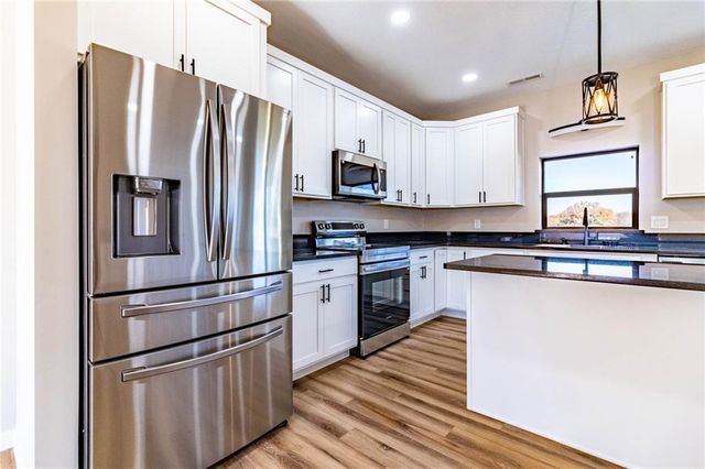 106 W Lake Shore Drive, Windsor, MO 65360