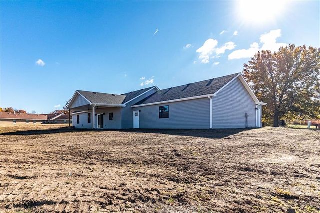 106 W Lake Shore Drive, Windsor, MO 65360