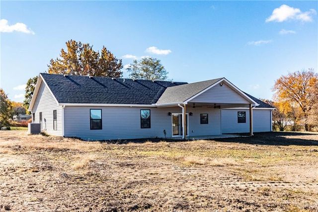 106 W Lake Shore Drive, Windsor, MO 65360