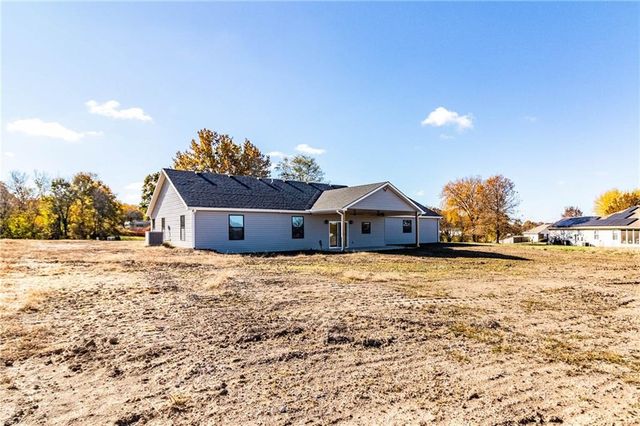 106 W Lake Shore Drive, Windsor, MO 65360