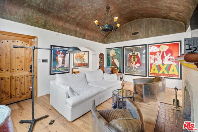 6612 Waring Avenue, Los Angeles, CA 90038