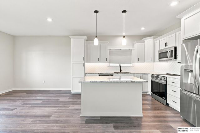 1169 Sandhill Road, Louisville, NE 68037