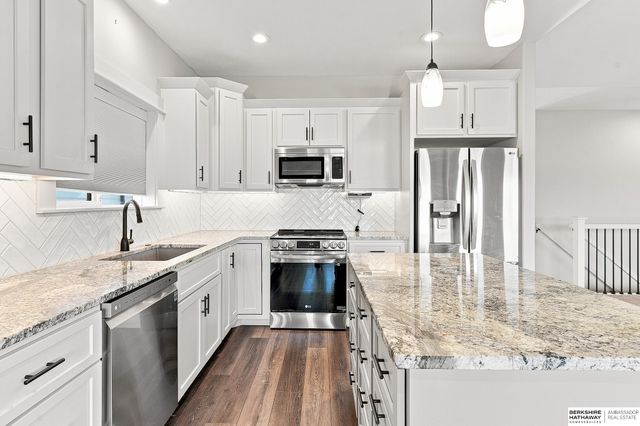 1169 Sandhill Road, Louisville, NE 68037