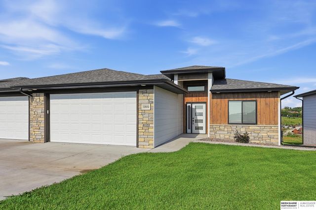 1169 Sandhill Road, Louisville, NE 68037