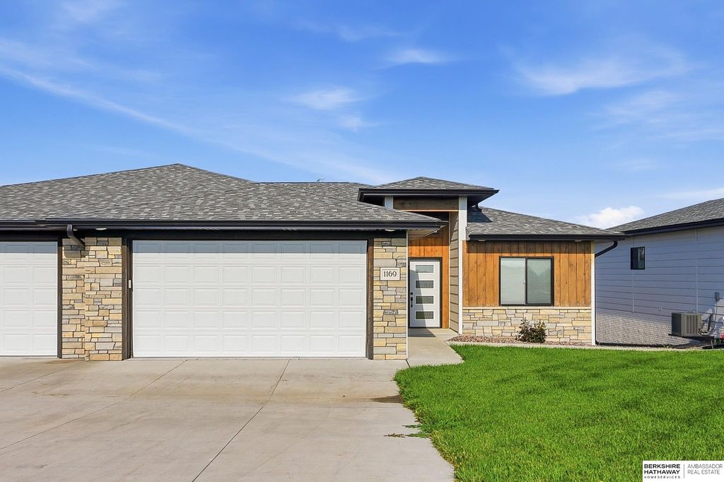 1169 Sandhill Road, Louisville, NE 68037