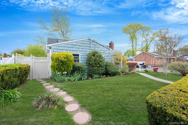 217 Abbington Court, Copiague, NY 11726