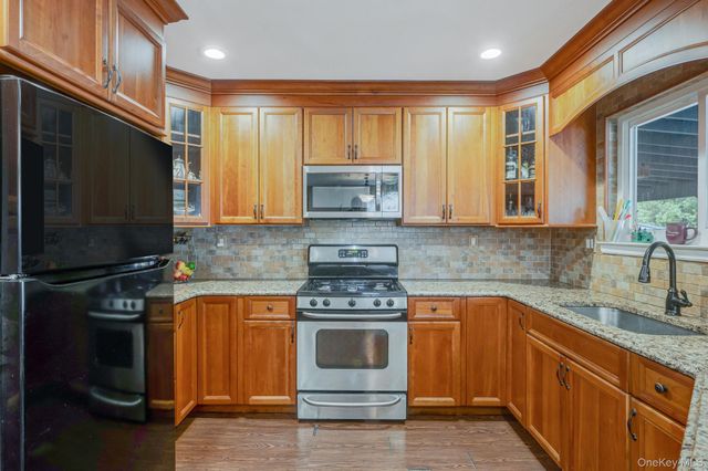 217 Abbington Court, Copiague, NY 11726