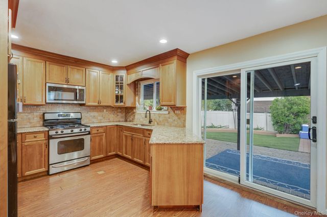 217 Abbington Court, Copiague, NY 11726