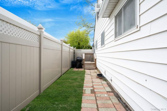 217 Abbington Court, Copiague, NY 11726
