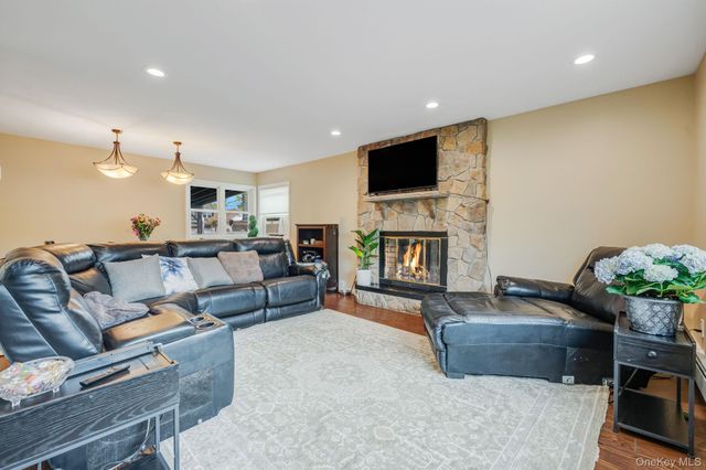 217 Abbington Court, Copiague, NY 11726