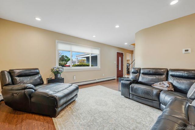 217 Abbington Court, Copiague, NY 11726