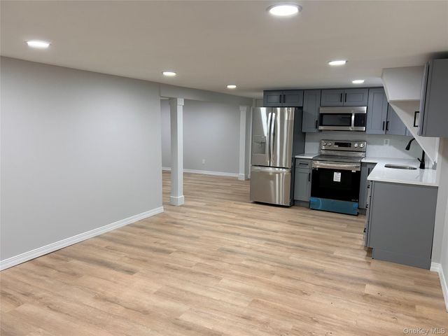 660 Great Neck Road 1, Copiague, NY 11726