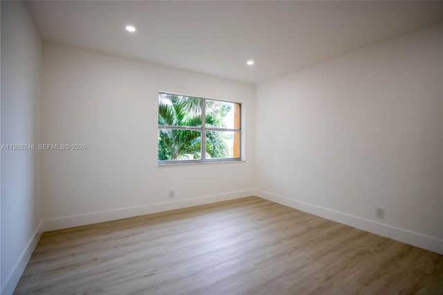 17911 NW 68th Ave M206, Hialeah, FL 33015