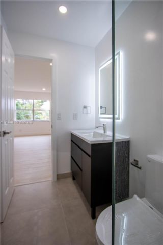 17911 NW 68th Ave M206, Hialeah, FL 33015